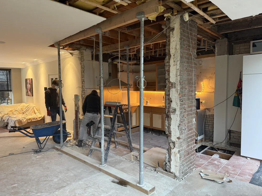 Woning tijdens een verbouwing met open wanden