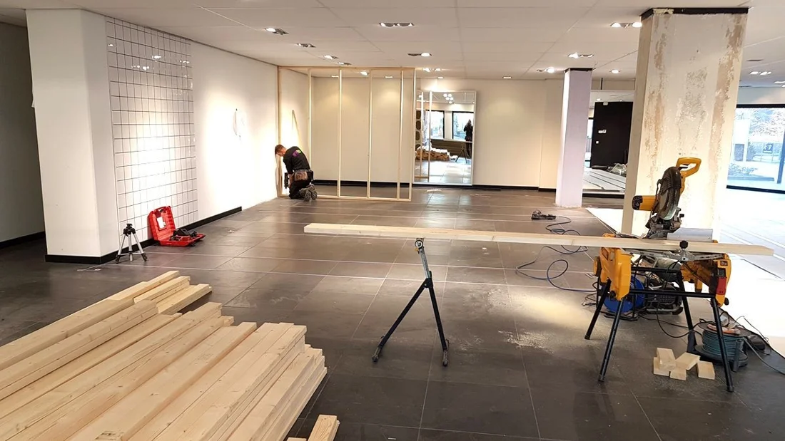 Vloerwerkzaamheden in een woning tijdens renovatie